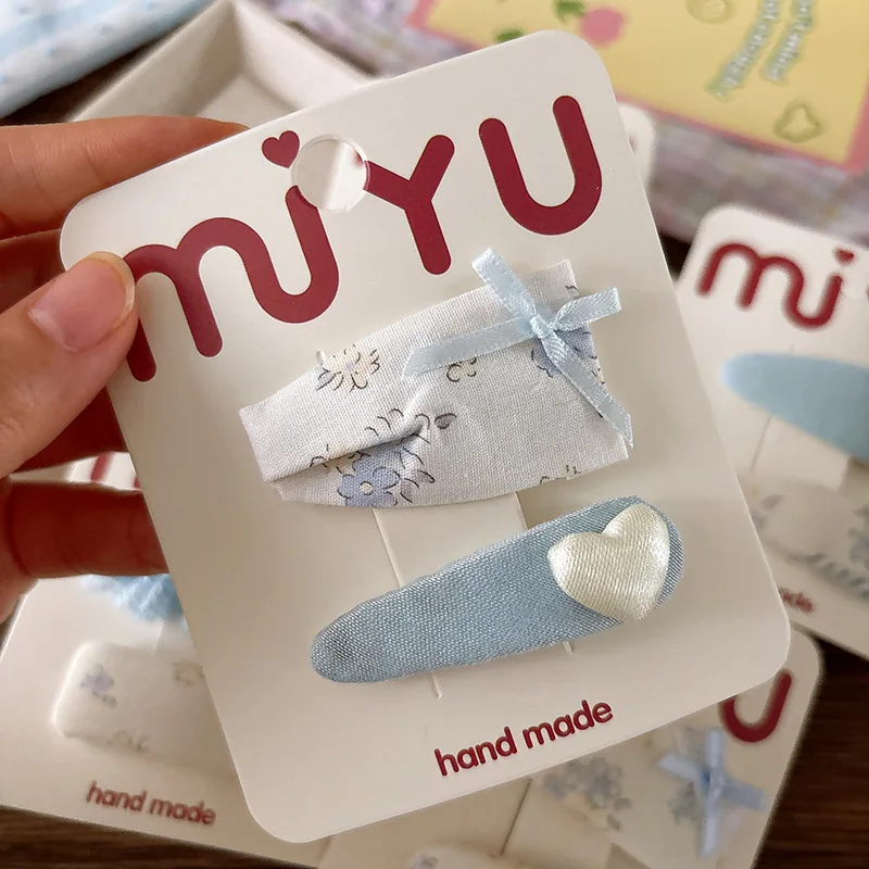 

Морские синие заколки, 2 шт., корейские заколки с цветочным бантом для челки, аксессуары для волос для девочек, милый нескользящий дизайн в форме сердца