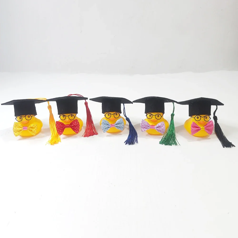 Graduation Duckling Dekoracje na deskę rozdzielczą samochodu z kapeluszem z okazji ukończenia szkoły i muszką Gumowe ozdoby samochodowe z kaczką dla