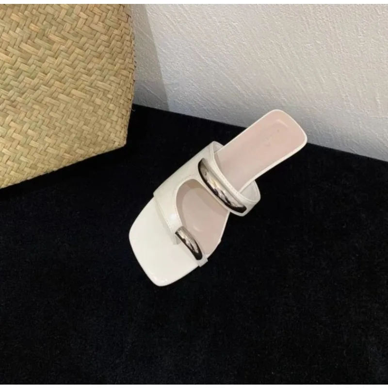 Women Summer Slippers Ladies Sandals Metal Decor Thong Flip Flop Low Heel Shoes Woman Outdoor Sweet Sandals Female Plus Size