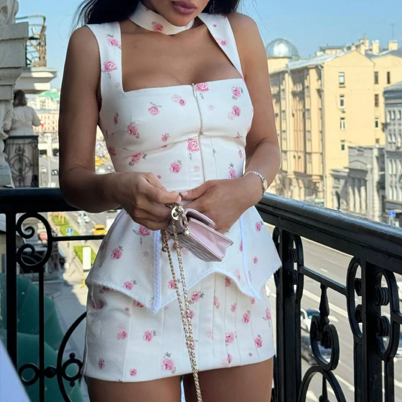 Neues Urlaubs-Outfit für Damen: Ärmelloses, modisches, hochtailliertes, schmales Strand-Set mit Blumenmuster, Camisole-Top und Minirock für Partys