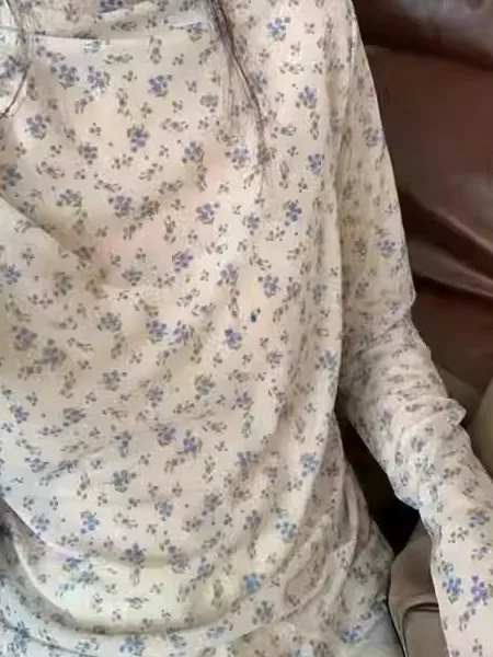 슬림핏 롱 슬리브 티셔츠 여성 겨울 얇은 플로럴 프린트 베이스 티셔츠 레이스 레이어링 이너웨어 탑 하이 칼라 버튼 장식