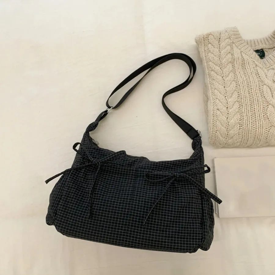 

Ретро-сумка через плечо с одной сетчатой секцией и большой вместимостью, подходит для школы, работы и ежедневных поездок, нейтральный дизайн.