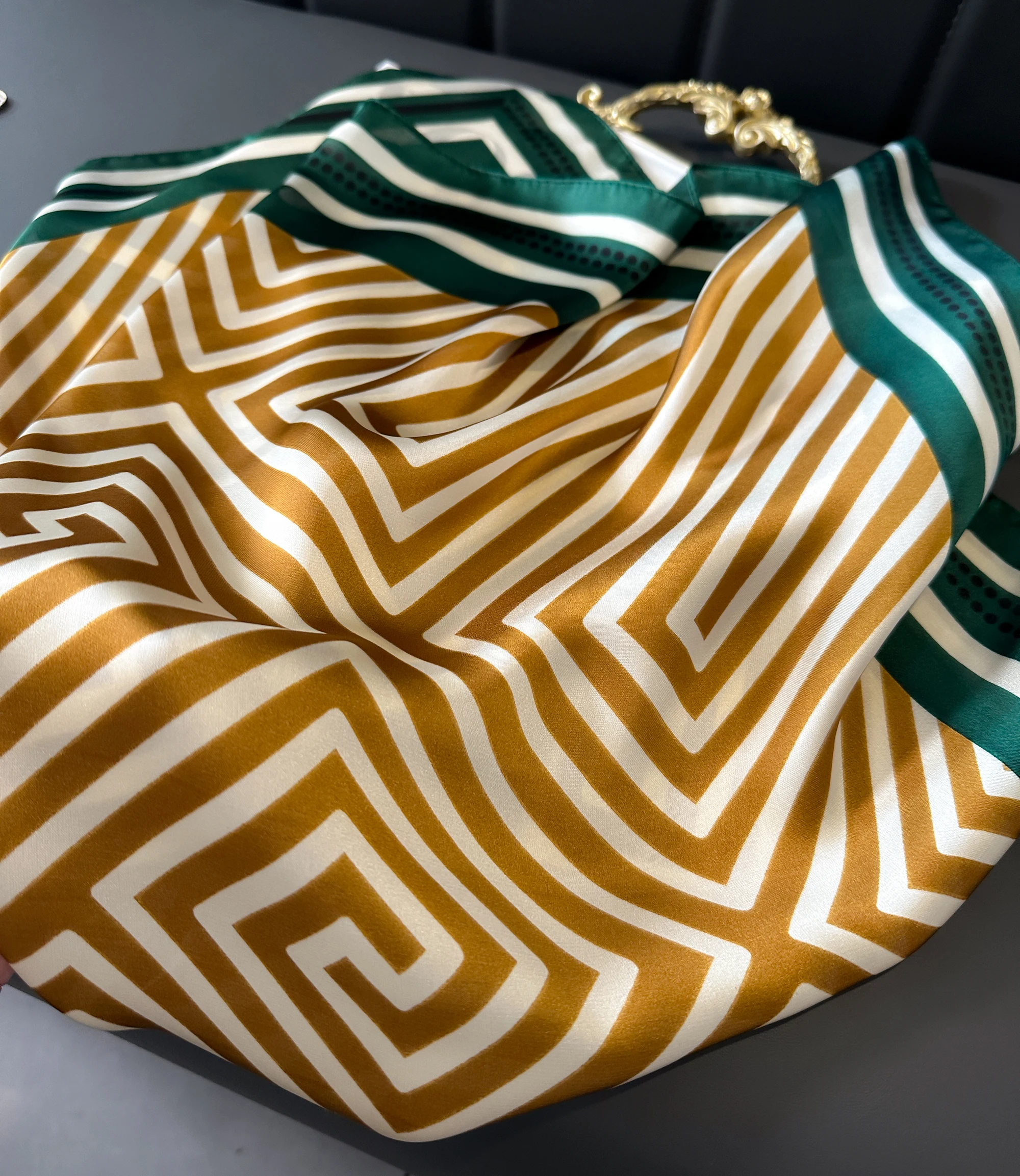 وشاح مربع بنقشة الهندسية اليون - مراجعة Women Bags For Office وسعره