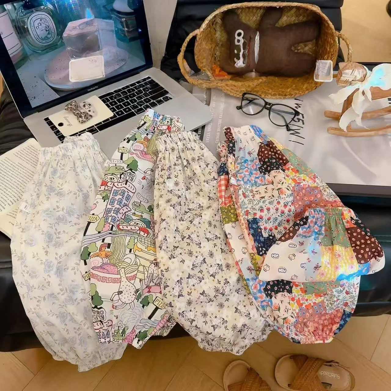 2026 Sommer Kinderhosen mit Blumenmuster aus Baumwolle, leichte Mädchen-Bloomers im pastoralen Stil, Anti-Mücken-Hosen für Jungen – Detail 3
