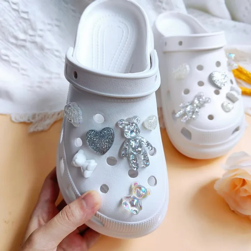 รองเท้า Charm สําหรับ Crocs DIY Glitter Love Bear ความแปลกใหม่น่ารักรองเท้าอุปกรณ์ตกแต่ง Charms สําหรับ Clogs Bogg กระเป๋าสไลด์รองเท้าแตะ