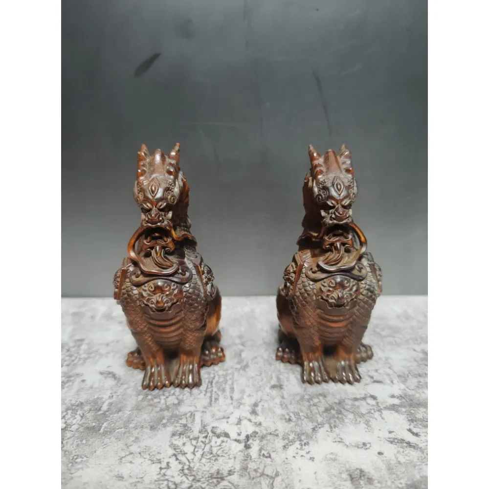 une-paire-de-statues-artisanales-kylin-en-buis-sculptees-a-la-main-en-chine