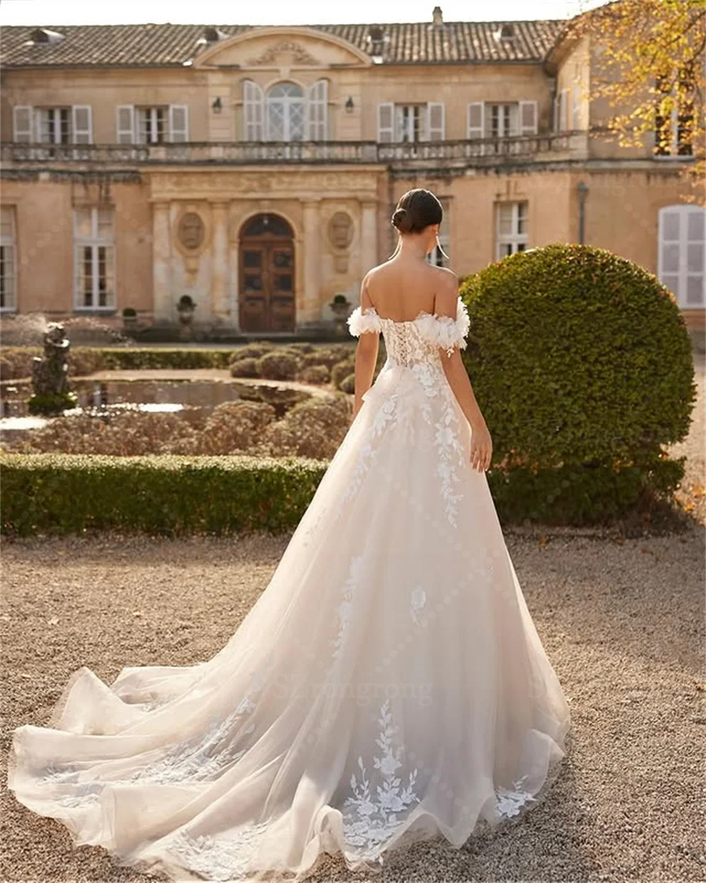 ชุดแต่งงานเจ้าหญิงทรงเอไลน์ผ้าทูลล์ปักลายลูกไม้แบบเปิดไหล่  ยาวกรอมพื้น  ผูกเชือกด้านหลัง  พร้อมชายกระโปรง  ตัดเย็บตามสั่ง