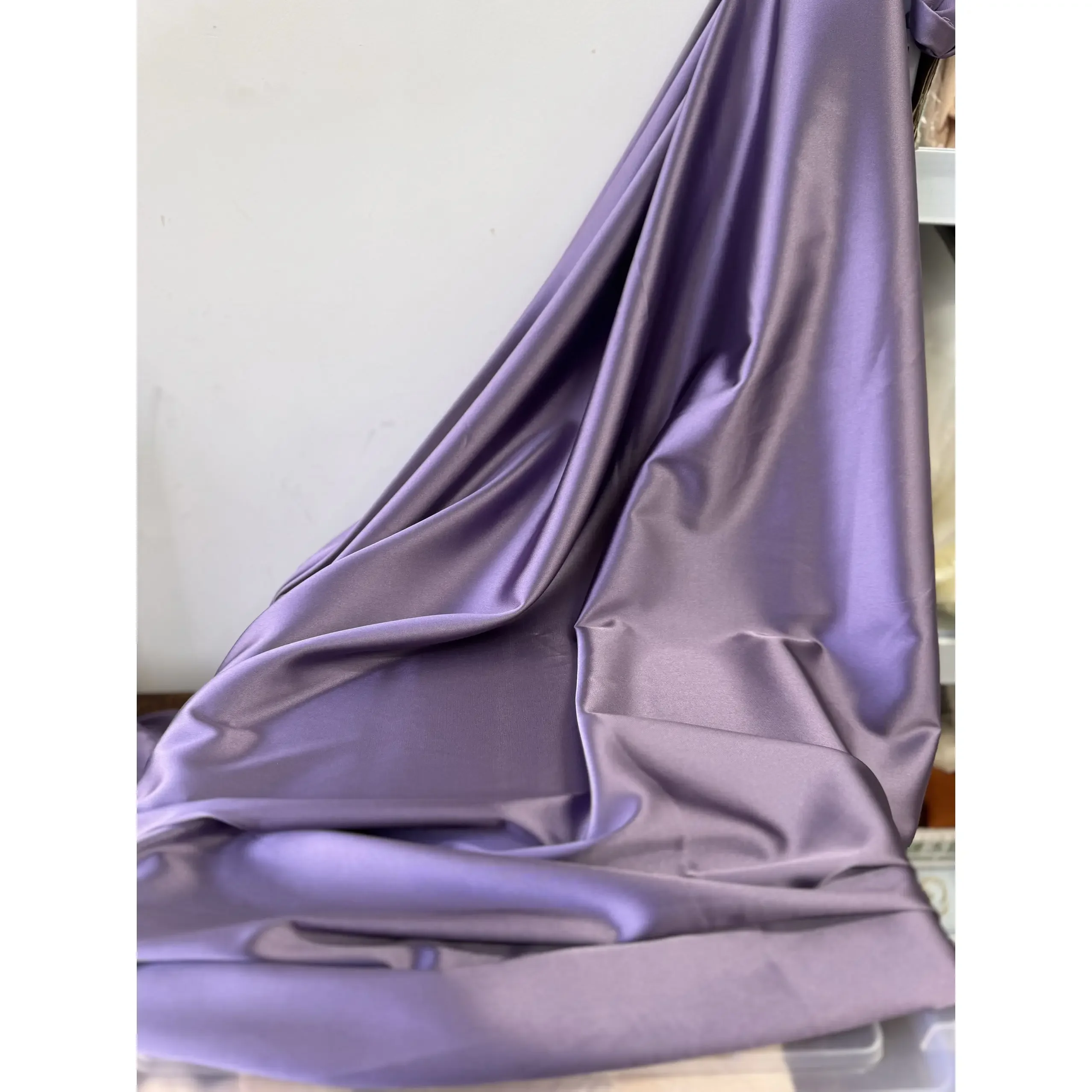 Tessuto di raso super drappeggiato con finitura lucida al tocco ghiacciato liscio per tende per fondale di nozze, decorazioni per soffitti e tessuti per feste