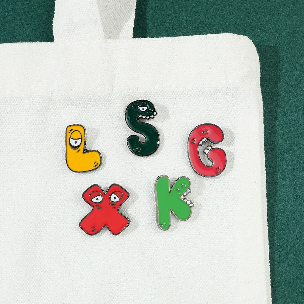 Simpatiche spille con alfabeto divertenti Personalità in metallo 26 lettere Spille smaltate Spilla creativa unica con cartoni animati Distintivi Regalo di gioielli