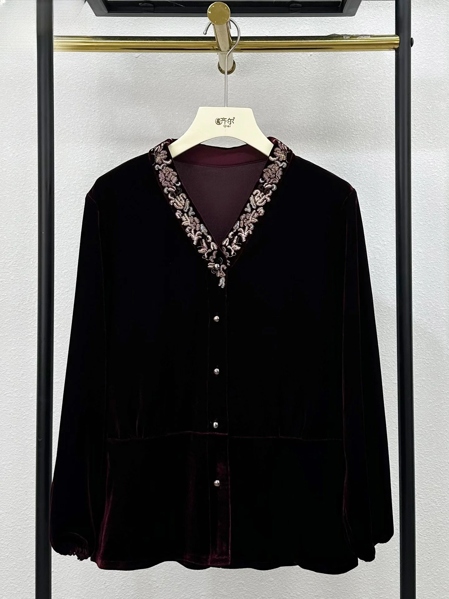 

Модная женская блузка с V-образным вырезом и вышивкой из шелкового бархата, больших размеров, для мам, осенняя новинка, в китайском стиле, свободного кроя