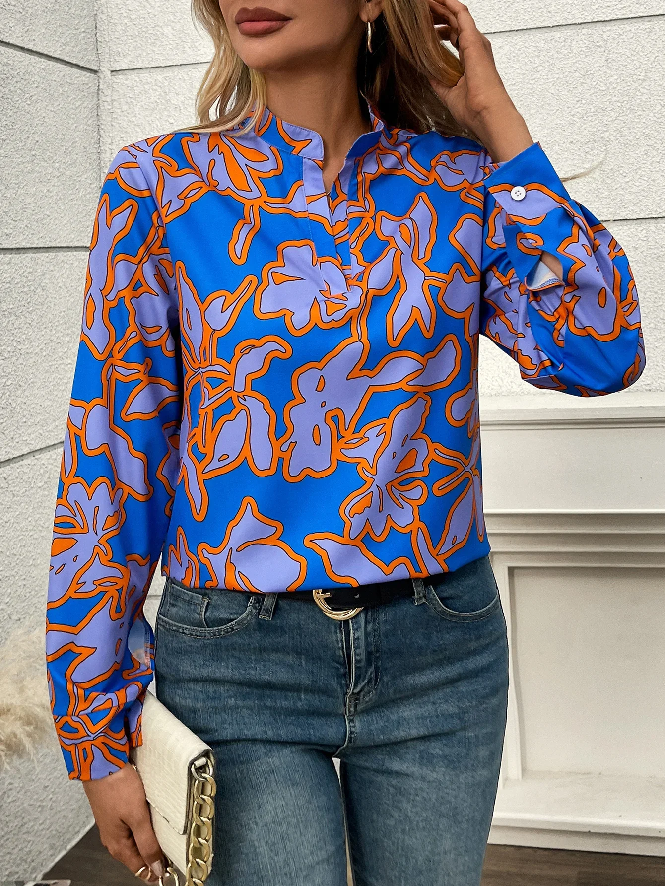 Elegancka damska koszula z kwiatowym nadrukiem kontrastowym, stójką, dekoltem w serek, długim rękawem, regularny krój, do noszenia na co dzień.