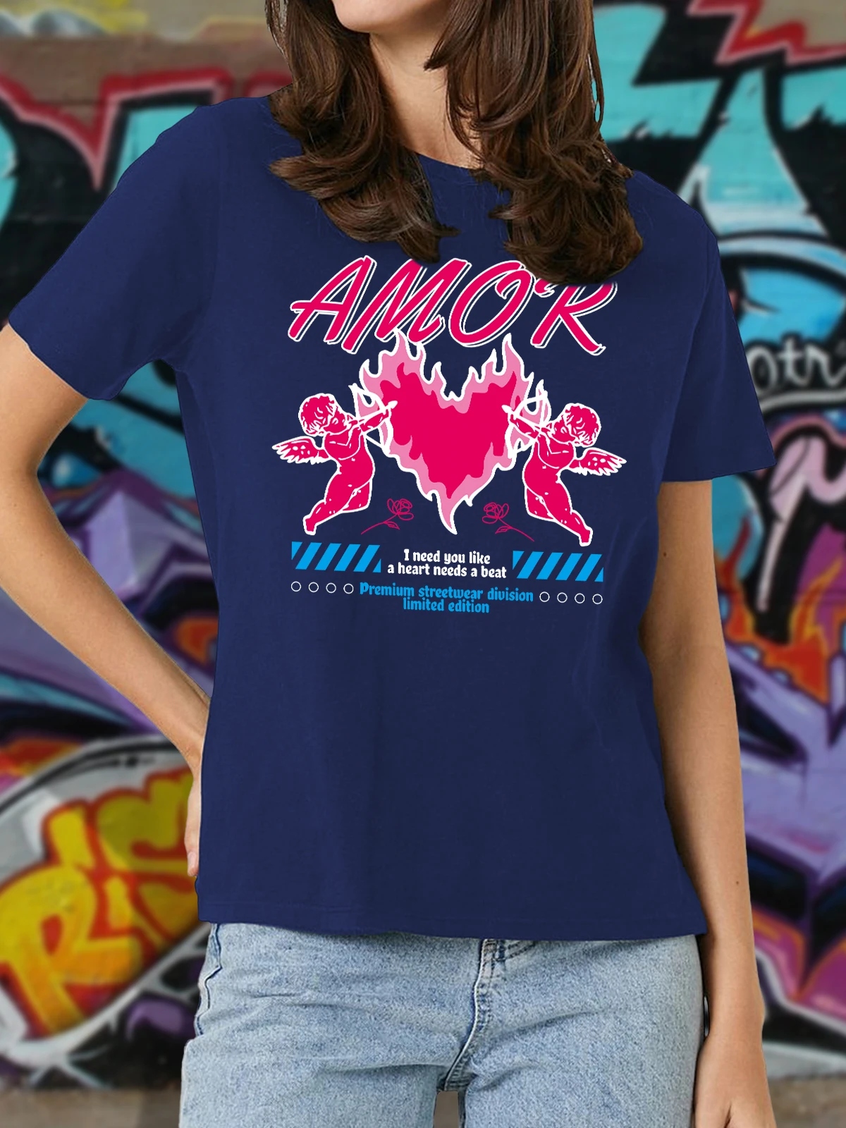 

Футболка с круглым вырезом с принтом Купидона. Повседневный топ на весну и лето. Прекрасный уличный стиль допамина и принадлежащий с графикой.