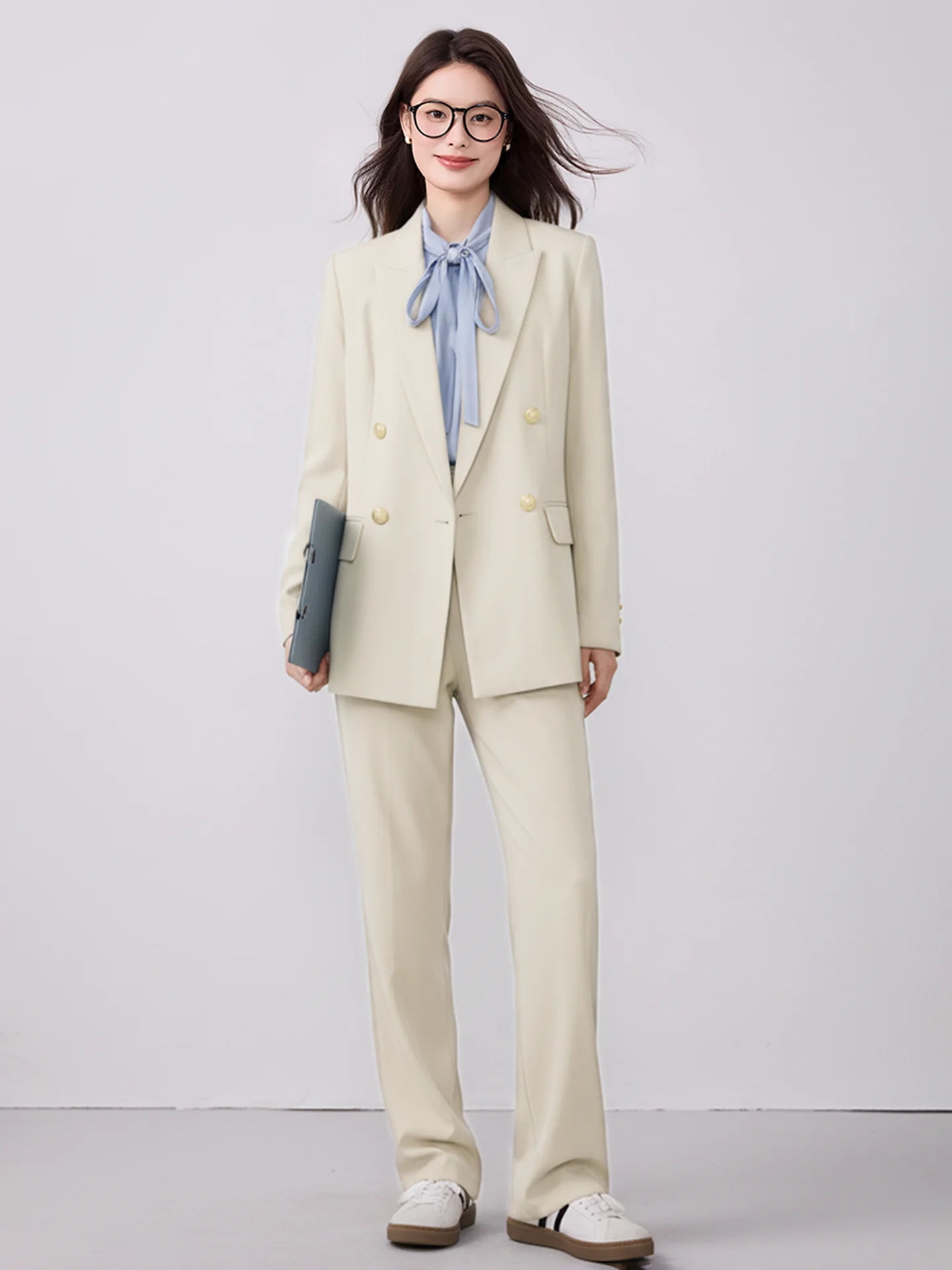 

Женский костюм-двойка Ele, весна 2026, для офиса, приталенный крой, длинный рукав, двубортный, с деталями на пуговицах, полиэстер