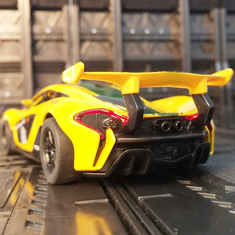 

1:31 McLaren P1 модель автомобиля из сплава, украшения, раллийный гоночный автомобиль, металлическая акустооптическая игрушечная дверь с откатным механизмом, можно открыть, богатые детали
