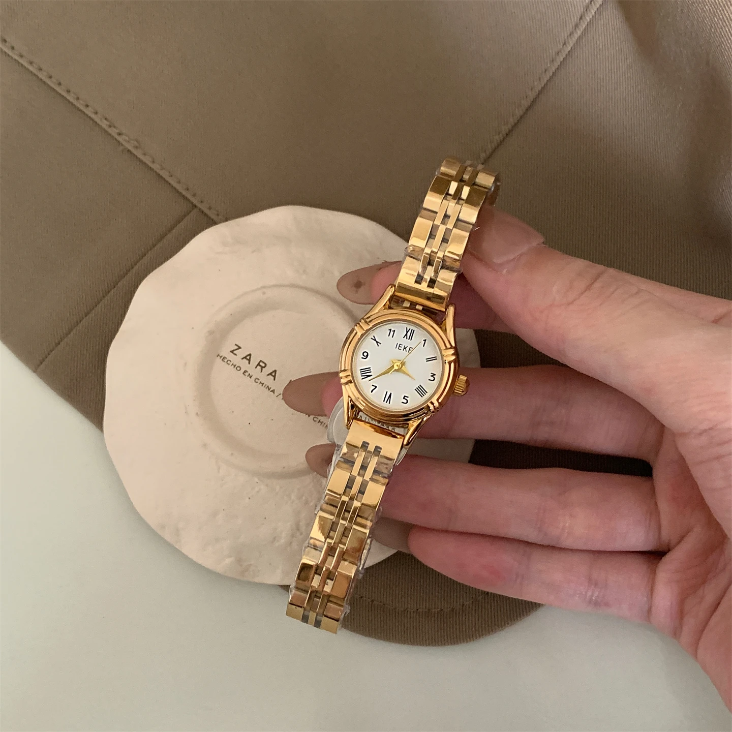 

New 2026 high-end Korean retro small round watch women's commuter light luxury niche design steel belt watch