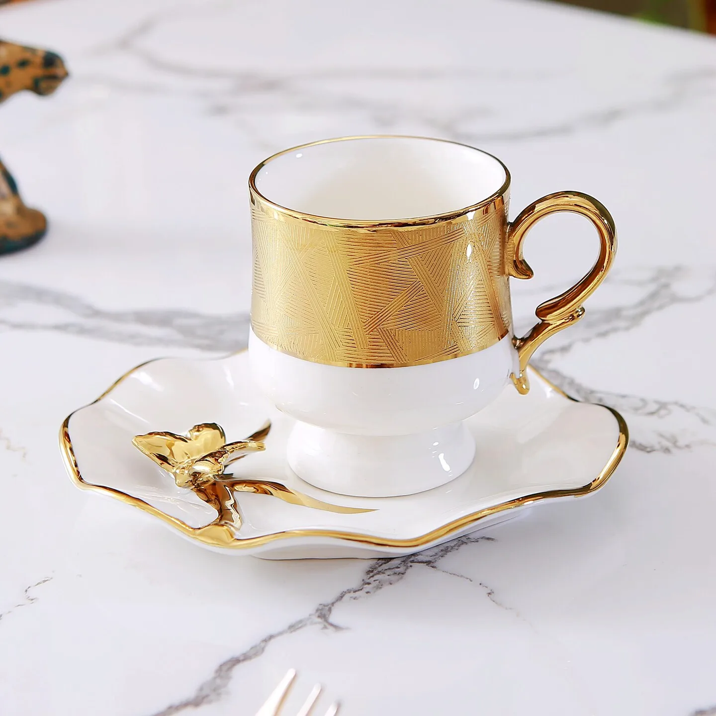 European court style gold-plated ceramic coffee cup with wide mouth relief texture and gold coffee cup plate set