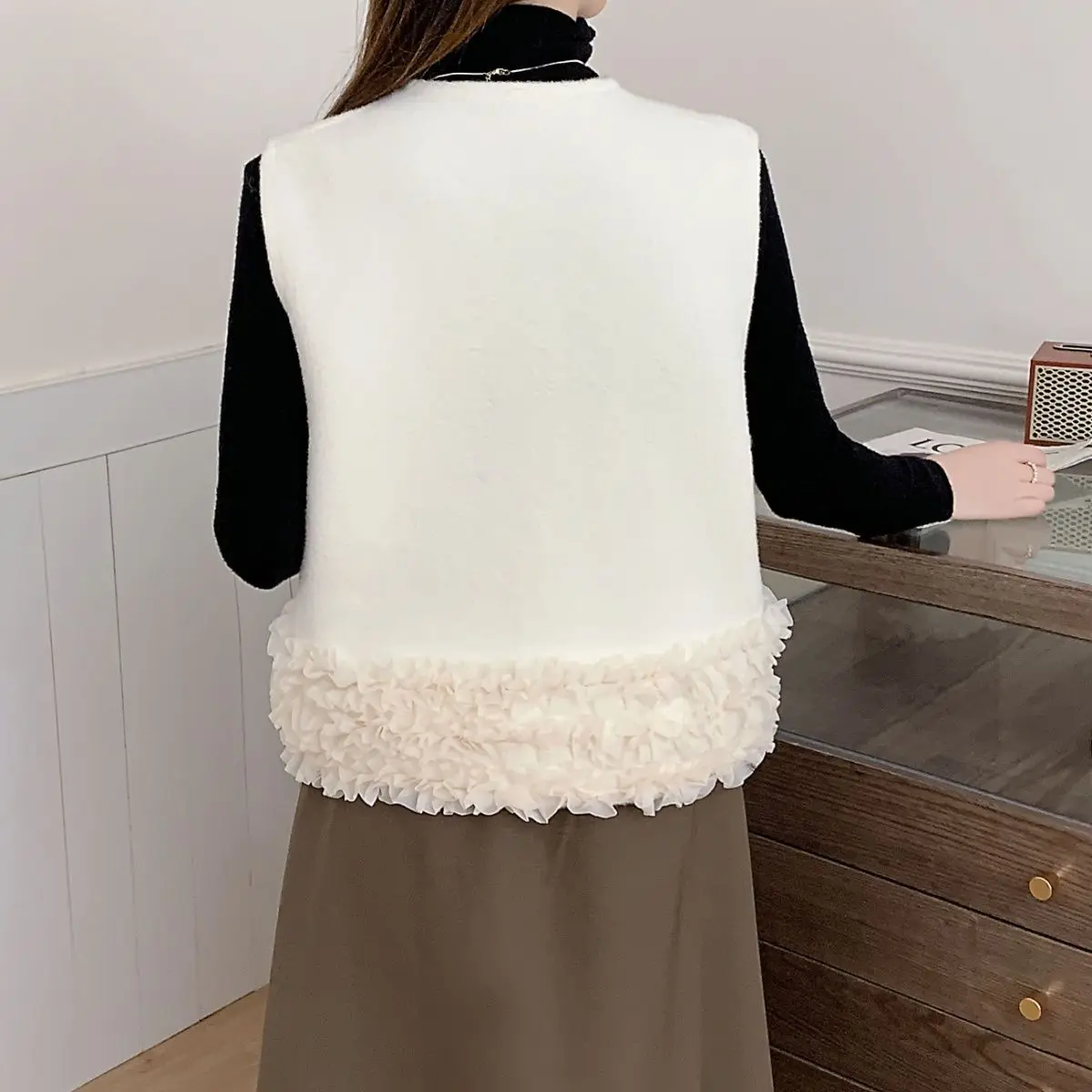 Chic Design Lace Ruffle Vests Women Single-breasted Cardigan Sleeveless Waistcoat Black White Jacket Spring Autumn Outerwear