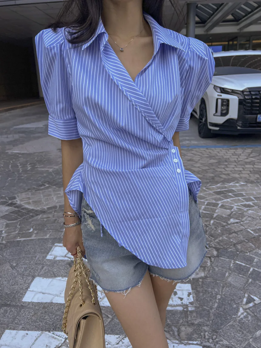 Elegancka bluzka damska z bąbelkowym rękawem, kołnierzykiem, bocznymi guzikami, wyszczuplająca, w pionowe paski, modna, do pracy, luźny krój.