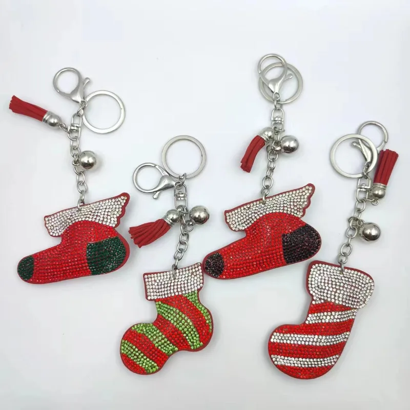 جوارب عيد الميلاد الساحرة - سلاسل المفاتيح المصممة التي تحميز أحجار الراين اللامعة وتفاصيل جرس جينغلي لإكسسوارات العطلات