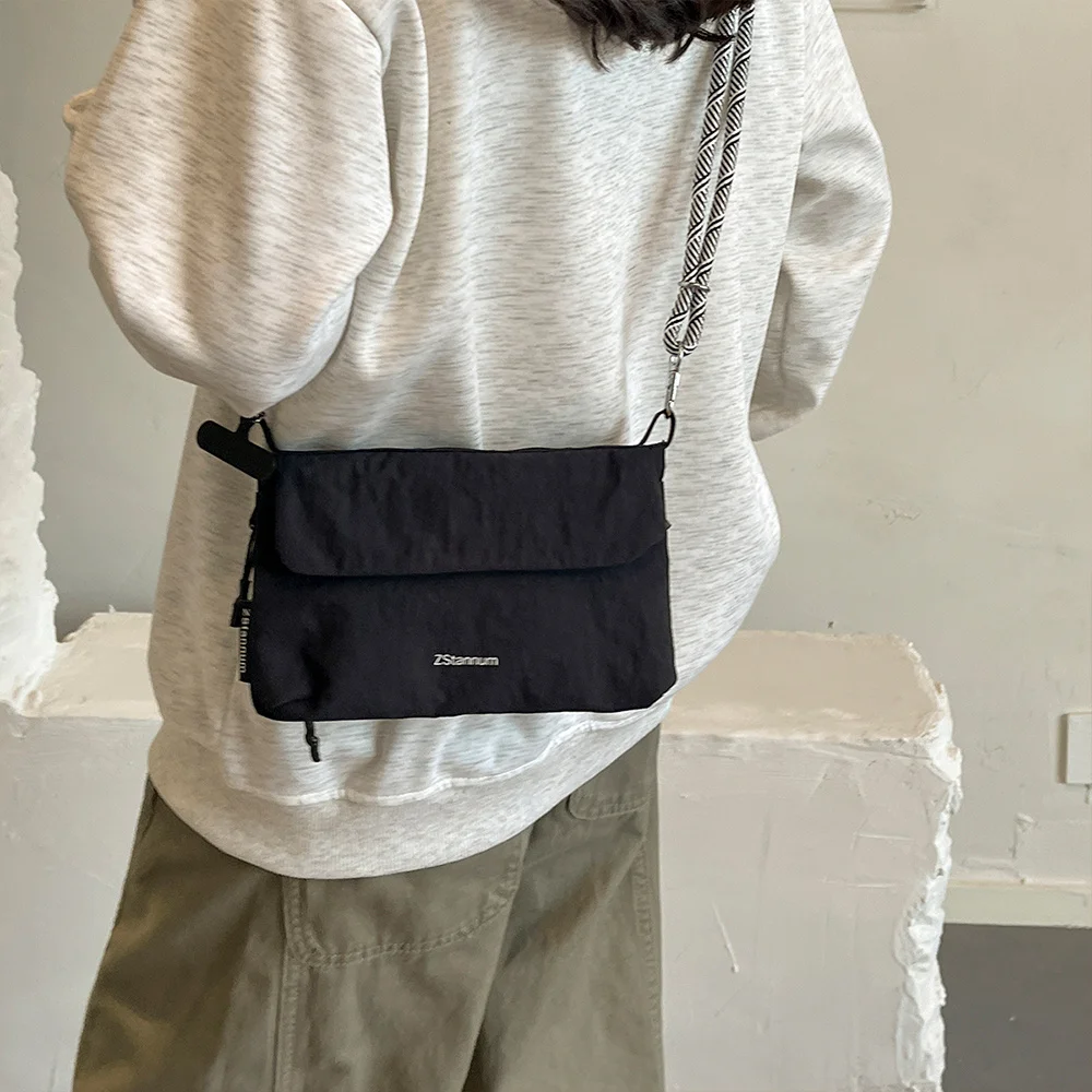 Damen-Umhängetasche, Handtasche im Umschlagstil, aus faltigem Stoff, mit verstellbarem, geflochtenem Träger, leichte Tasche für den täglichen Gebrauch. – Detail 6