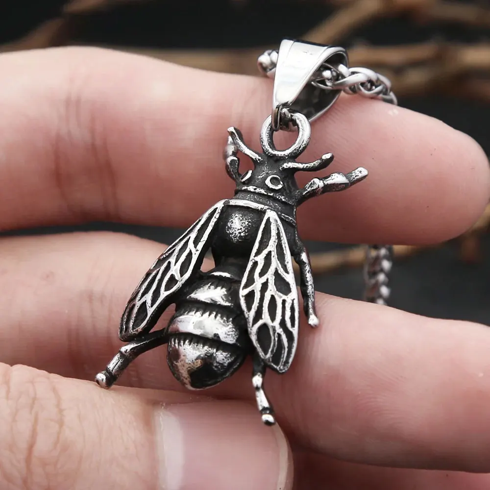 Punk Vintage Bee Pendant Necklace Stainless Steel Flying Animal Insect Necklace for Men Women Gothic Fashion Party Jewelry Gift