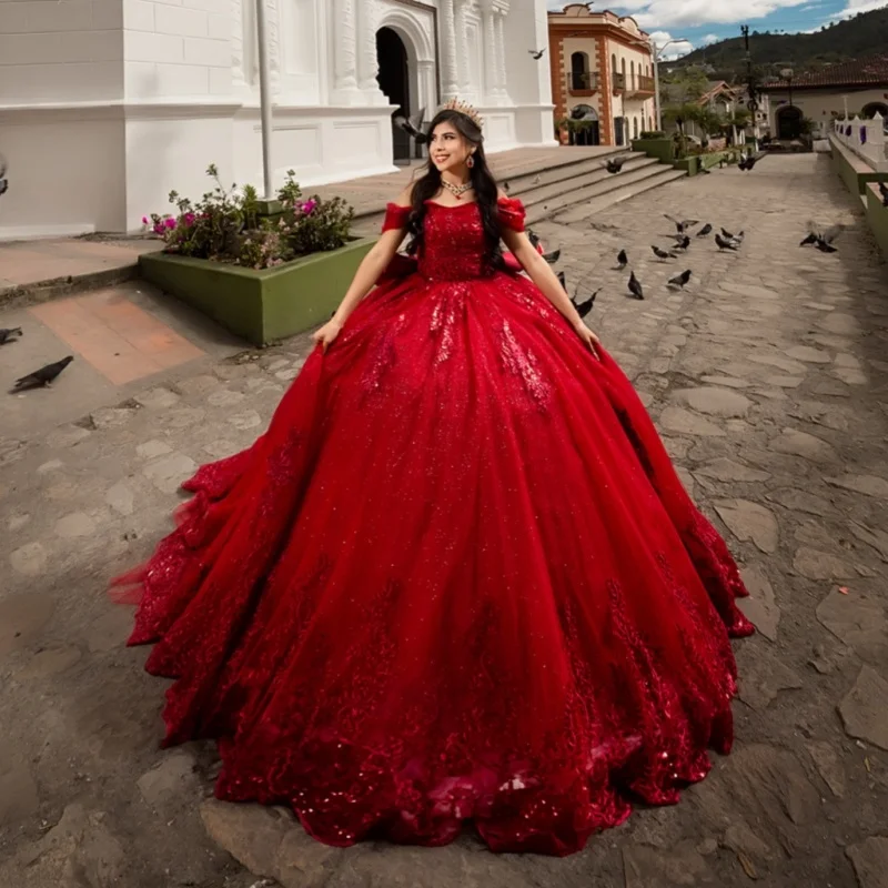 

Простое красное платье для квинсеаньеры с открытыми плечами, блестящими кристаллами, длинным шлейфом и бантом, платье для 15-летия. ﻿ Настройте на свой вкус