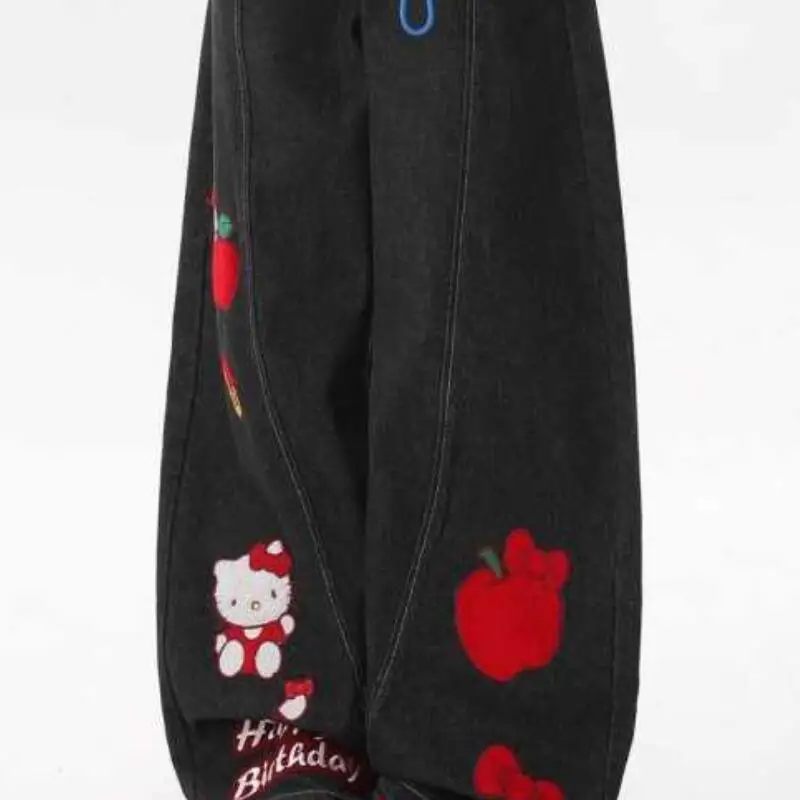 กางเกงยีนส์ทรงคาวบอยปักลายเฮลโลคิตตี้สไตล์เรโทรสุดฮิตประจำปี 2025 ดีไซน์ซานริโอสำหรับผู้หญิง ใส่ได้ทุกฤดู ทรงหลวมขากว้าง