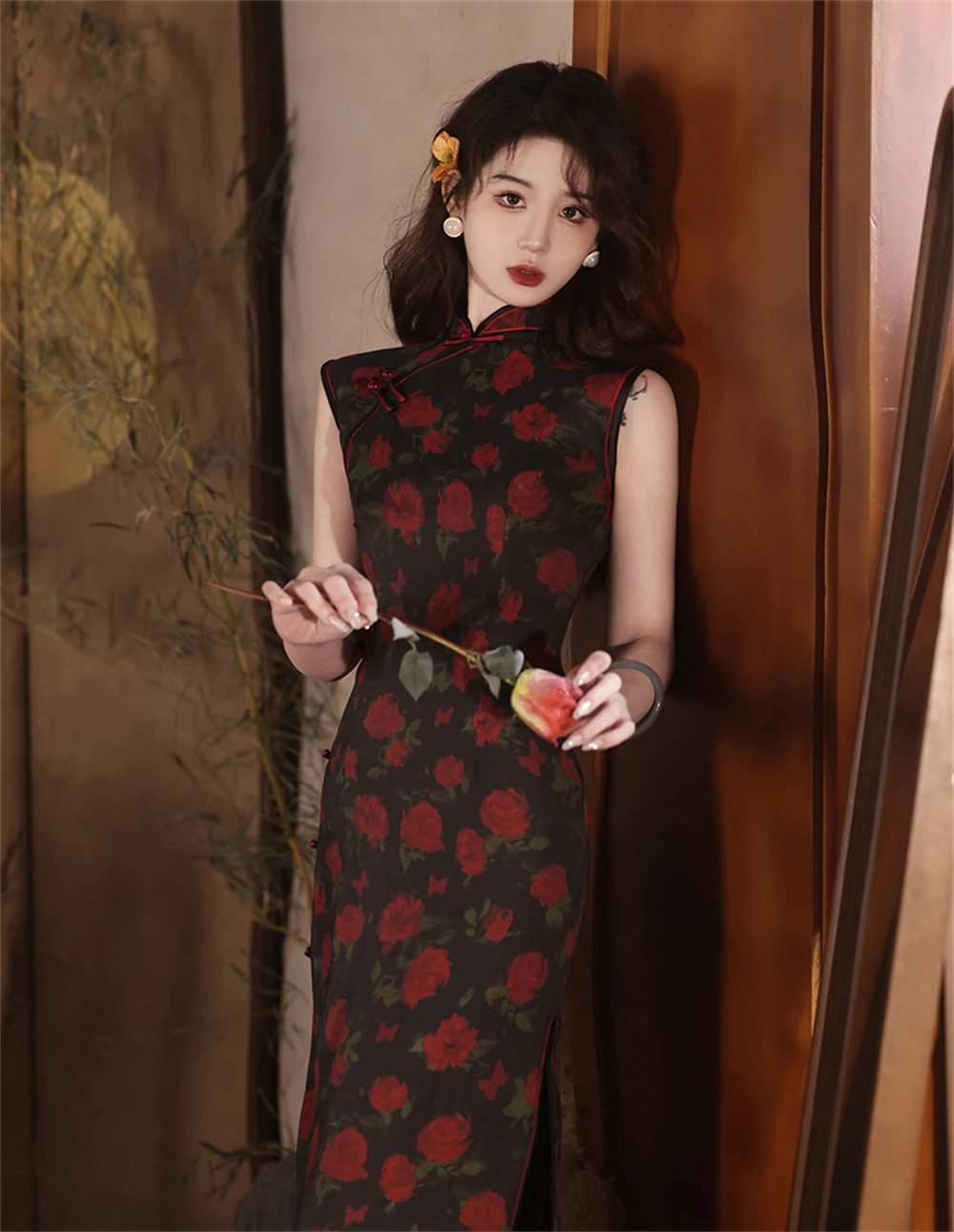 Gaun panjang pribadi Cheongsam motif mawar merah temperamen elegan Pure Desire pesona seksi Qipao wanita tanpa lengan gaun pesta malam