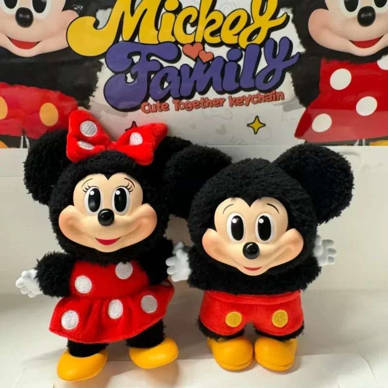 Llaveros auténticos de la familia de Mickey, serie de caja ciega, modelo de decoración, figura de Anime coleccionable, regalos de escritorio para amigos