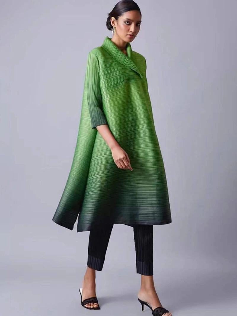 2026 New Autumn Dubai Fashion Elegant Loose Plus Size Ladies Clothes Miyake Pleated Scarf Collar Gradient Printed Dress Women