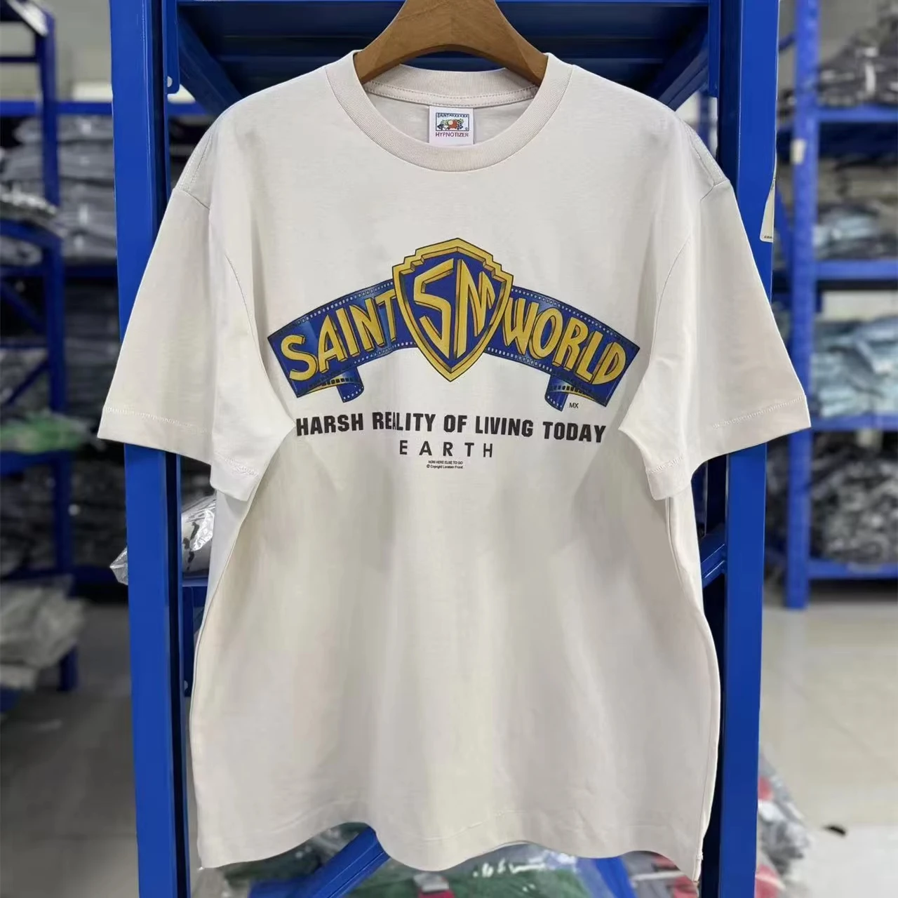 Camiseta Unissex SAINT com Estampa de Letras e Ombro Caído, Manga Curta, Coleção 2026