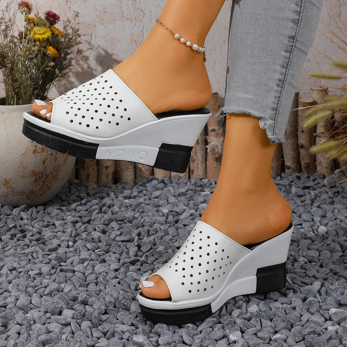 

Модные женские сандалии на танкетке разных цветов, летние шлепанцы на толстой платформе 2026 года, женские полые сандалии без застежек, износостойкие слайды