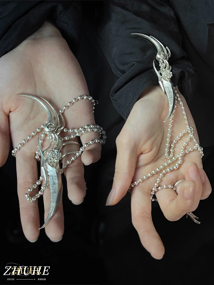 

ZHUHE The Rose Blade Ecklace In The New Gothic Style Is A Jewelry Accessory For Men And Women And A Party Gift