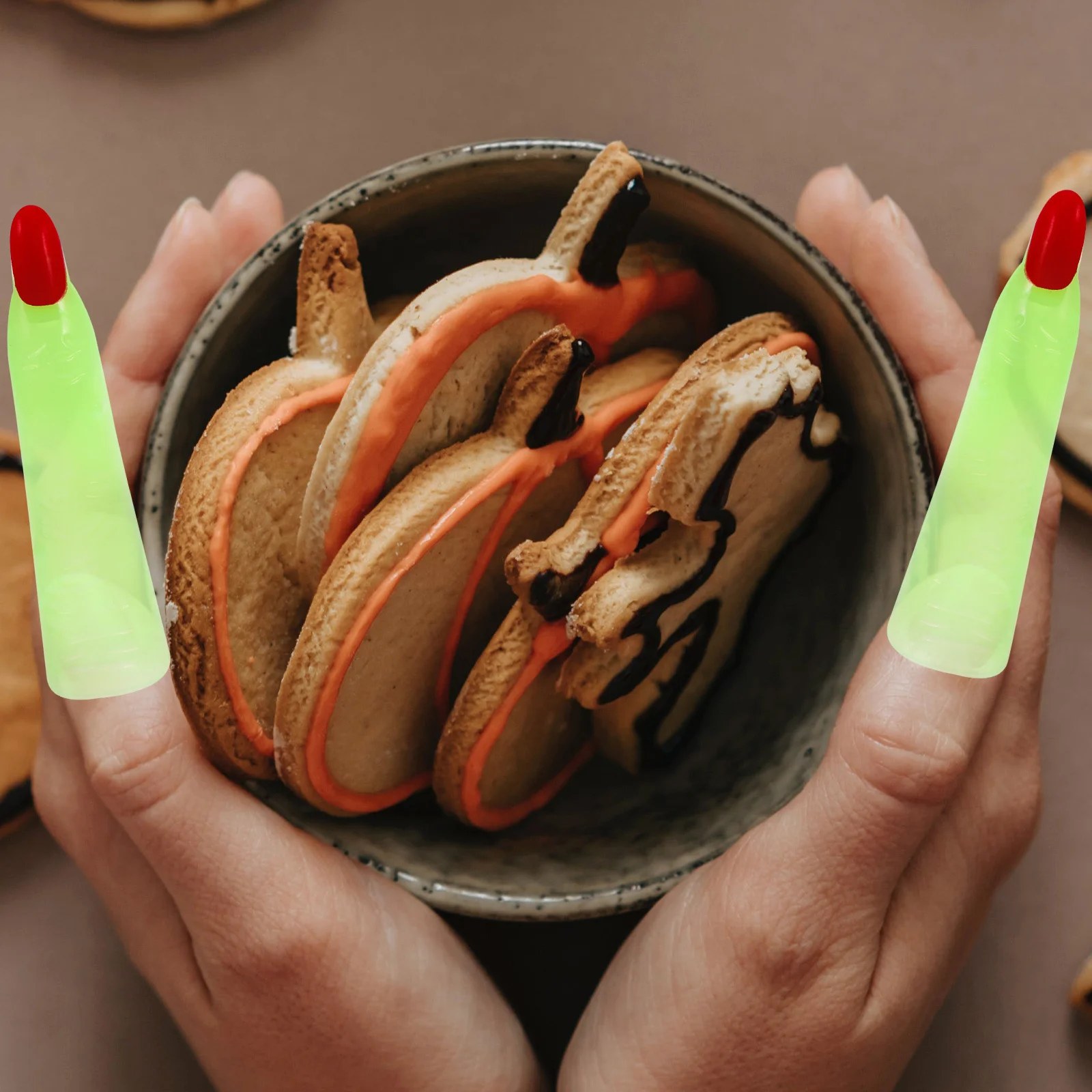 

50pcs Night Glow Witch Fingers Luminous Spooky False Nails Halloween Costume Party Decor Prank Props Hand Puppet