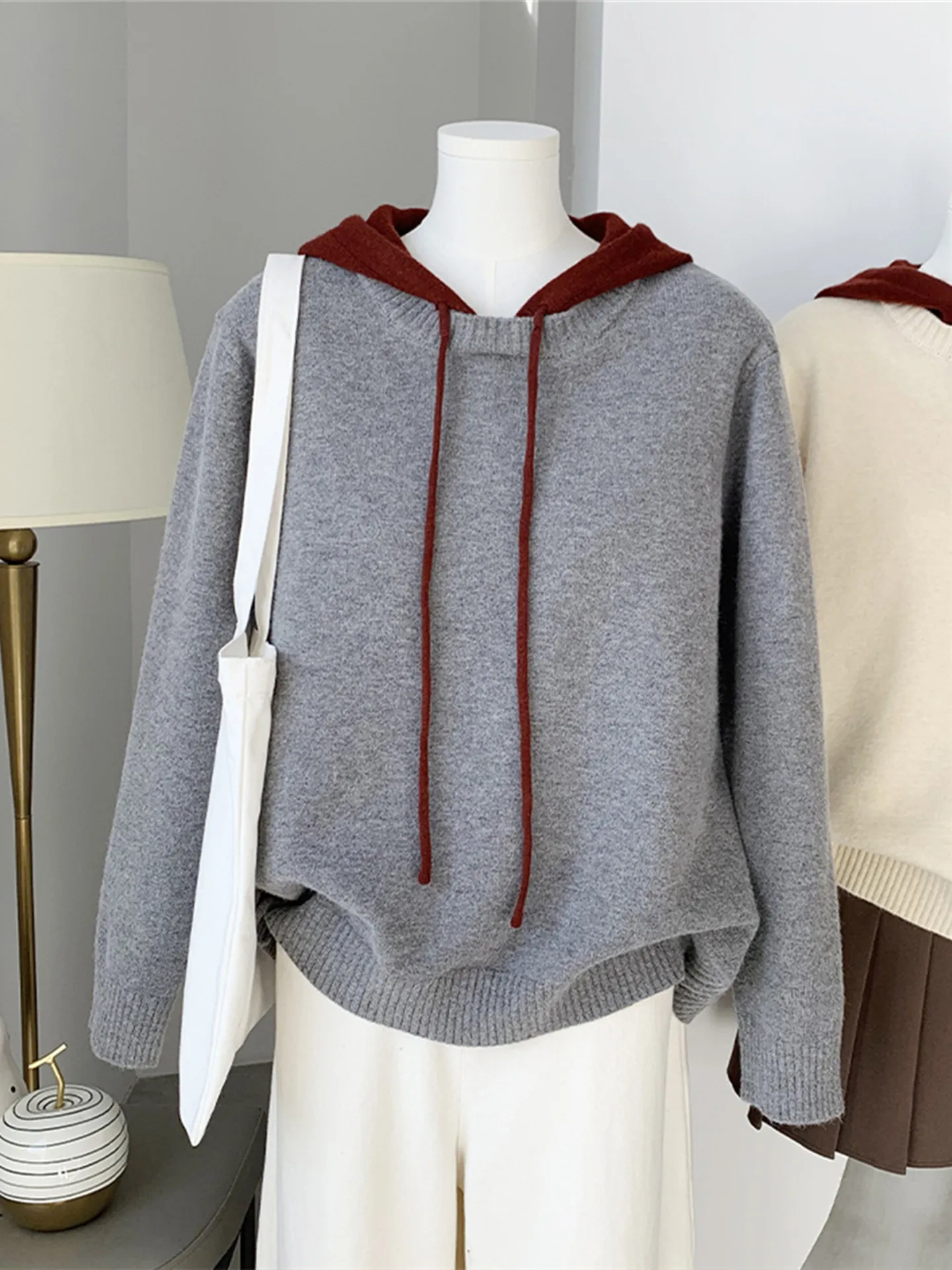 

Мягкий восковой контрастный свитер с капюшоном, кашемировый свитер, женский осенне-зимний новый свободный свитер, искусственные две штуки.