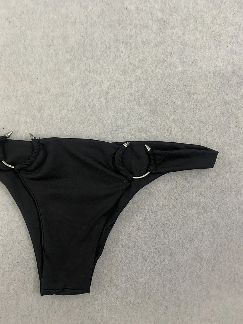 Damen Y2K Goth trägerloser Bikini-Badeanzug mit Metallringen, Spikes und Nietenverzierung, Bandeau-Top, zweiteiliger Strand- und Urlaubs-Badeanzug-Set – Detail 11