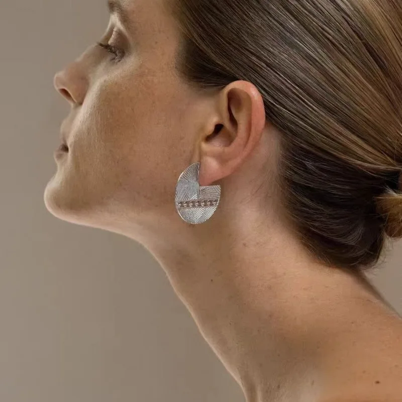 

Exotic Niche Design Three-dimensional Hollow Texture Stud Earrings Simple Fashion High Sense Earrings Earrings