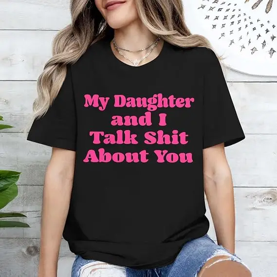 Tochter und ich sprechen über dich, Mama, Papa, lustiges T-Shirt | Humorvolles Scherzgeschenk von Toentöchtern, sarkastisches Spruch-T-Shirt, unhöfliches passendes Oberteil – Detail 5