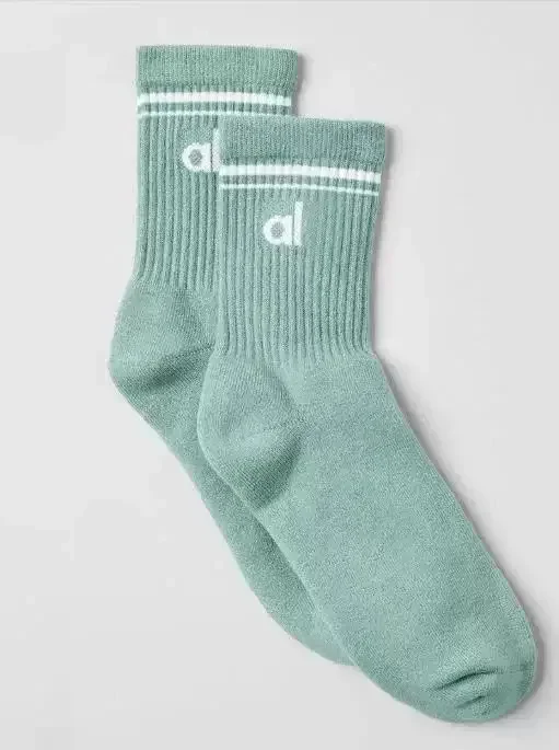 جوارب يوجا متماسكة للنساء للفصول الأربعة من القطن بتصميم كلاسيكي مريح ملون متوسط الطول رياضي للياقة البدنية جوارب طويلة لليوجا والبيلاتس