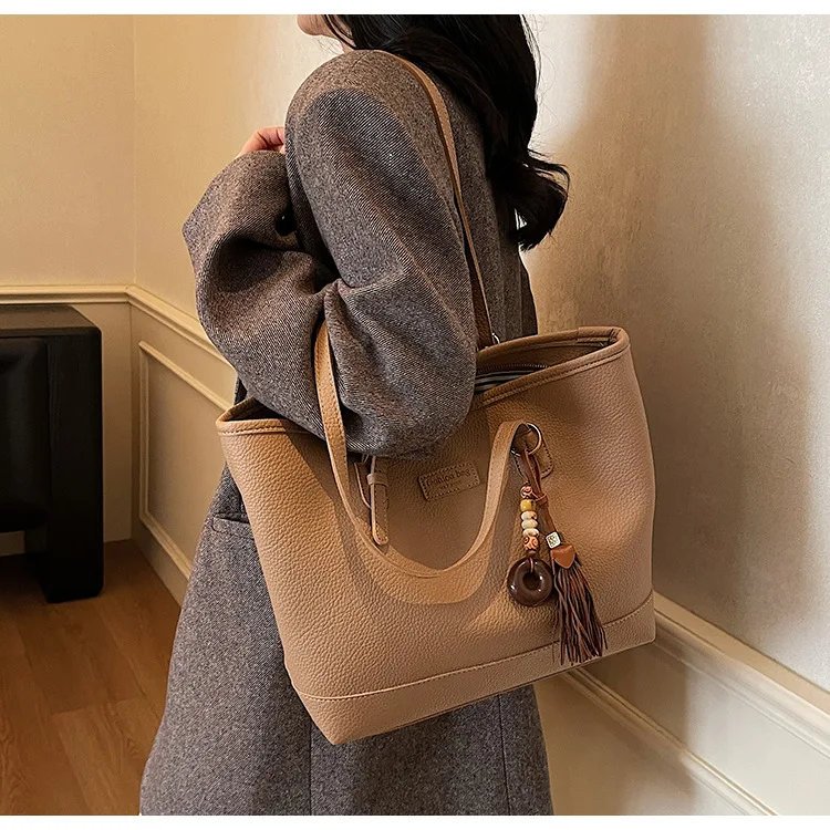 

Новая роскошная женская сумка-тоут 2025 года, сумка через плечо большой вместимости, элегантная универсальная сумка, вместительная и шикарная сумка с несколькими карманами