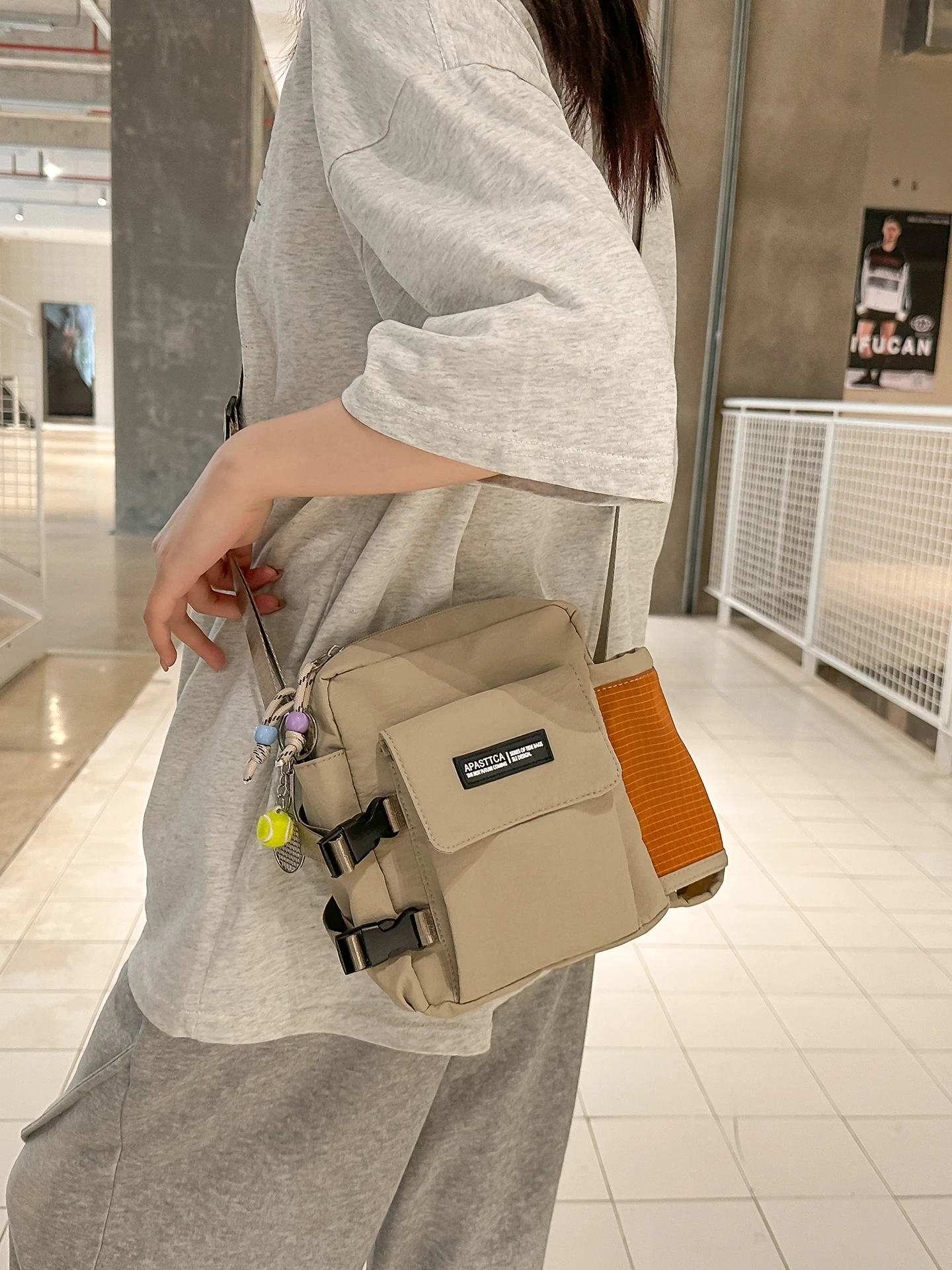 bolsa-transversal-leve-e-moderna-para-casal-estilo-outdoor-multifuncional-pequena-de-ombro-Unico-para-celular-e-copo-em