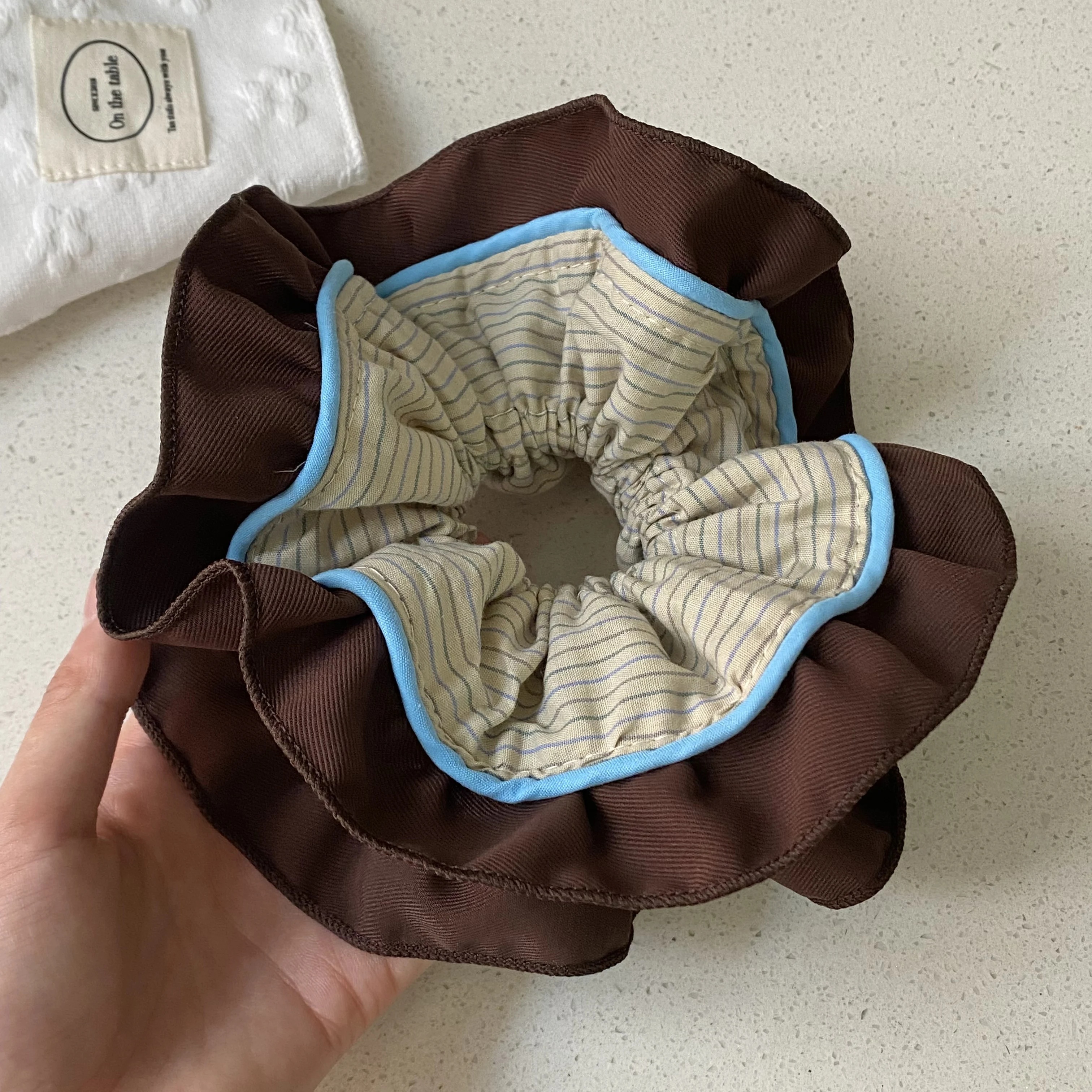 1 Stück braunes Haargummi mit Rüschen und gestreiftem Futter, süßes Haar-Accessoire für Frauen, elegantes Haargummi für den täglichen Gebrauch