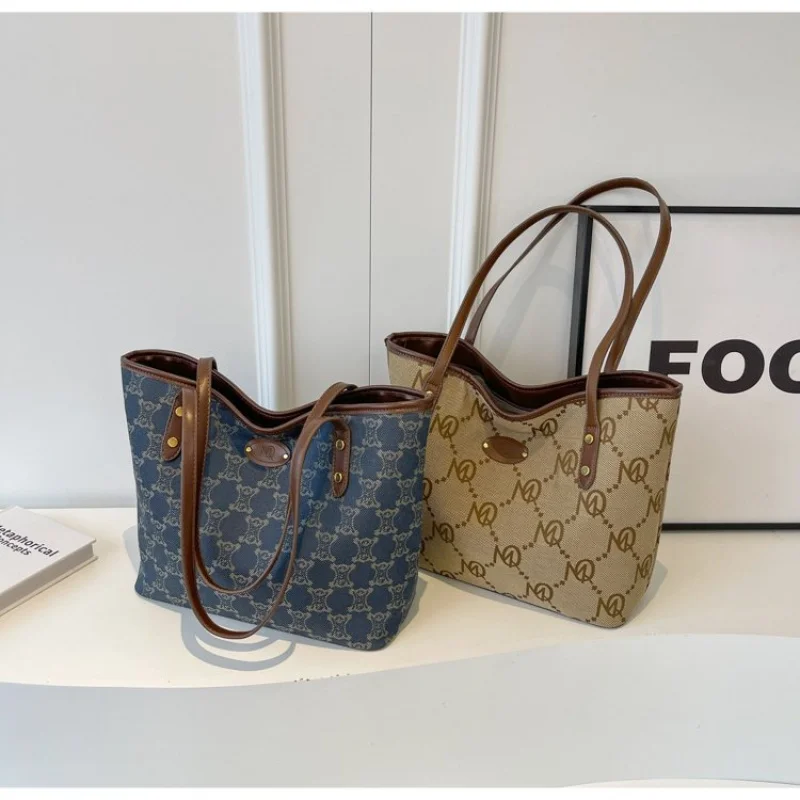 حقيبة كتف نسائية مصنوعة من الجلد الفاخر تتميز بنمط باريس العصري خفيف الوزن وناعم للاستخدام اليومي #1