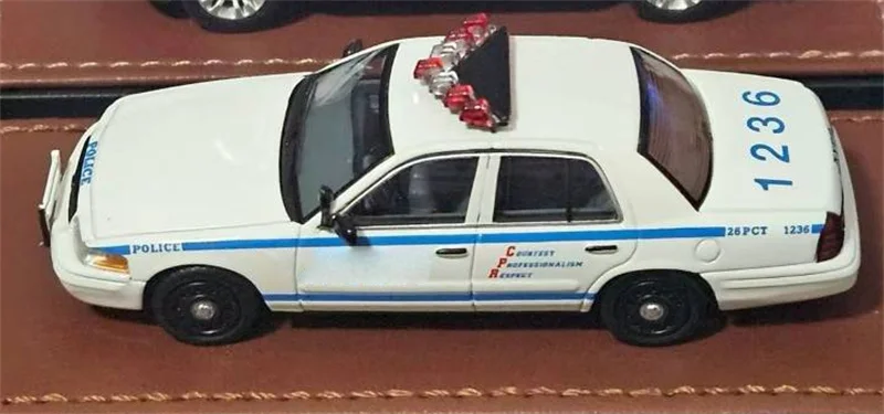 

1:64 Victoria / Suburban blue white Diecast Collector's Vehicle Model Car