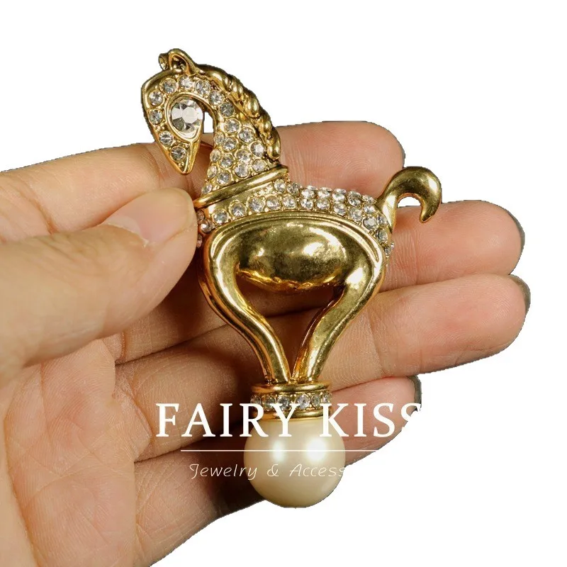broche-de-caballo-de-moda-medieval-chapado-en-oro-y-diamantes-accesorio-versatil-para-ropa