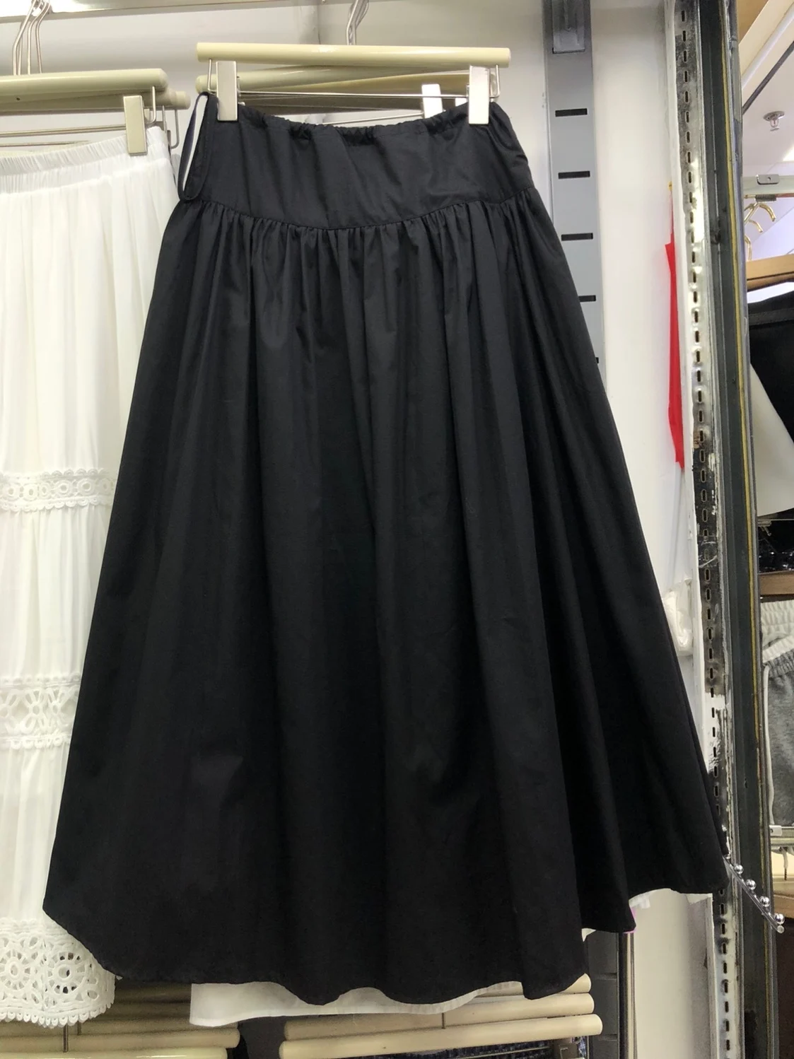 

Белая женская юбка-миди А-силуэта для весны и лета, стройнящая, с дизайнерским цветным декором и шнурком, расклешенная юбка-солнце средней длины