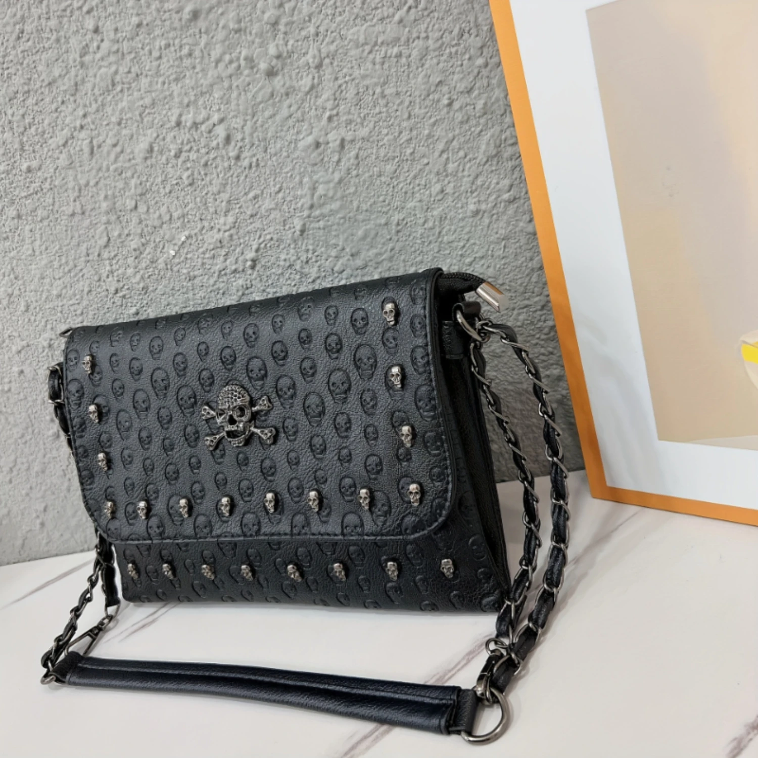 Borsa a tracolla alla moda con teschio, tracolla in pelle PU con tracolla a catena, piccola borsa quadrata di design