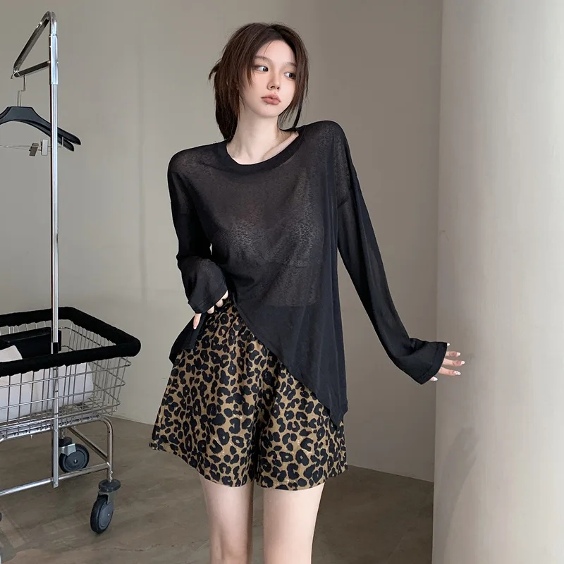 

Design sense: Split, simple and slightly transparent long sleeved anti roll T-shirt, women's summer Korean version loose suit