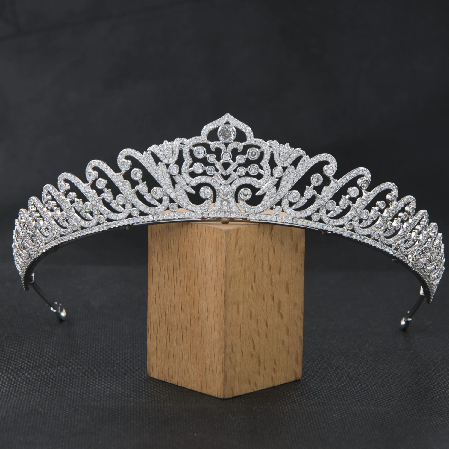

Luxury Bridal Hair Jewelry Crystal Tiaras Diadem For Women Party Dinner Dress Zircon Crowns Wedding Accessories CH10475
