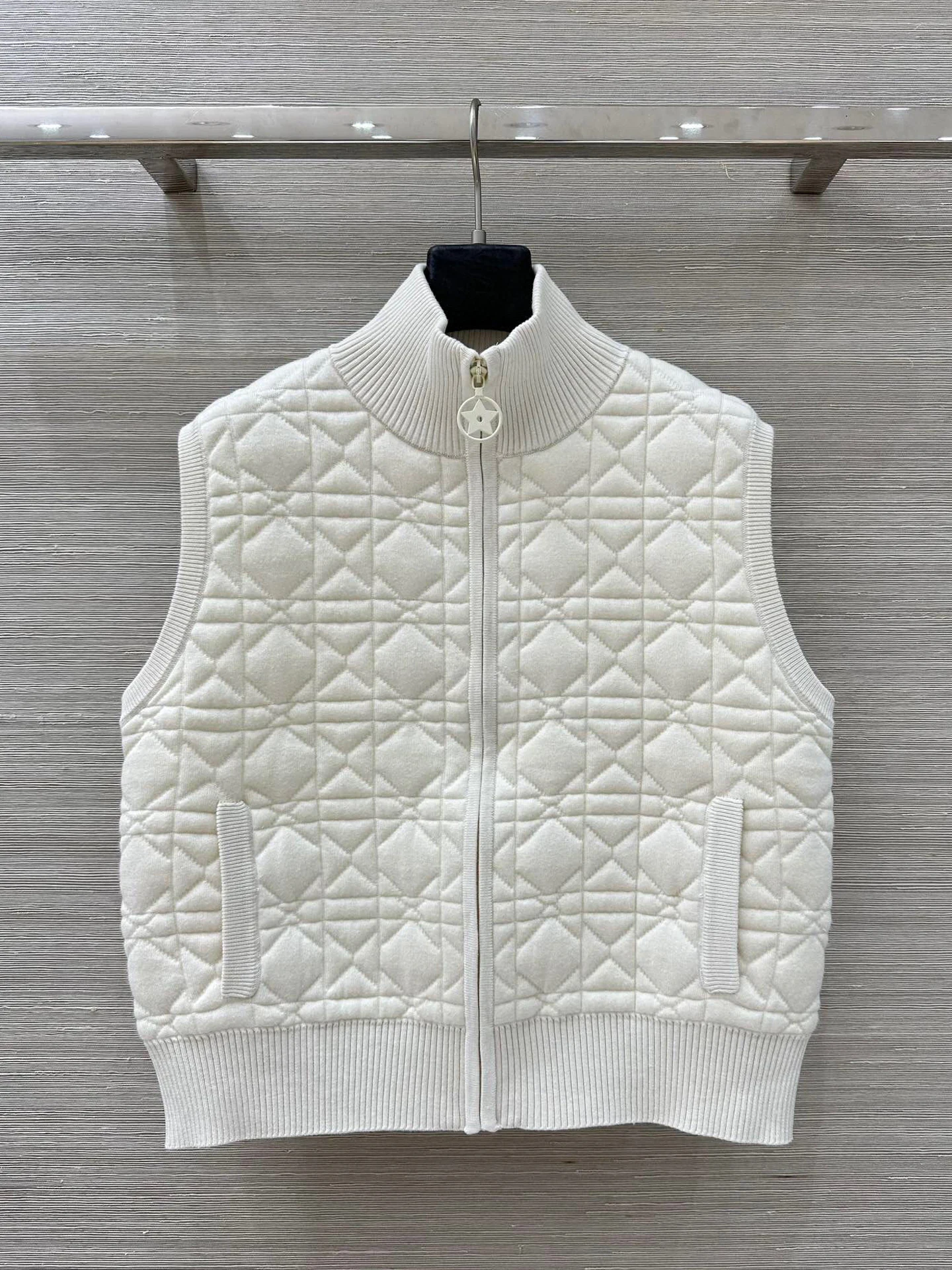 

High-End Autumn Winter New Plaid Double-Layer Knitted Vest Women Soft Age-Defying Versatile Casual Style Embroidered Zipper